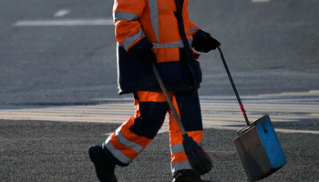 В Госдуме заявили о нехватке 30–50% дворников в Москве и предложили давать им служебное жилье