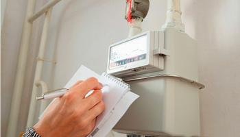 Россиянам приходят огромные счета за коммуналку. Что происходит и как платить меньше?